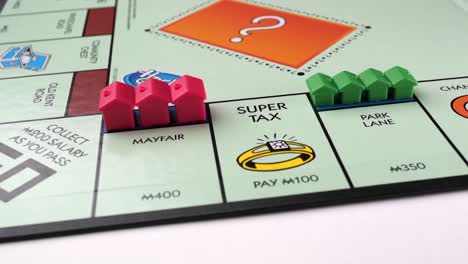 Dies-Ist-Ein-Monopoly-Brettspiel-Mit-Einem-Haus-Makro-Schieberegler,-Der-Mit-Einem-Langsamen-Digitalen-Push-In-Aufgenommen-Wird