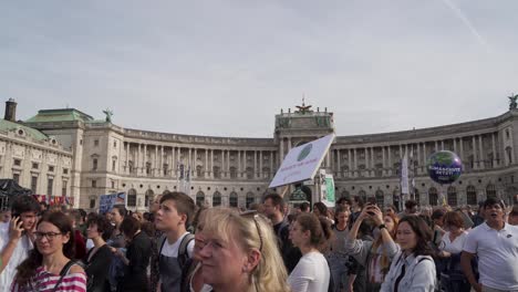 Langsamer-Rechtsschwenk-über-Menschenmengen,-Die-Sich-Während-Der-Proteste-In-Wien-Versammelt-Haben,-Mit-Blick-Auf-Die-Nationalbibliothek-Im-Hintergrund