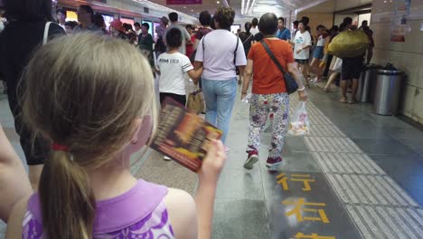 Xian,-China---Julio-De-2019:-Culta-Niña-Caucásica-Caminando-Con-Su-Madre-En-El-Pasaje-Subterráneo-A-La-Estación-De-Metro