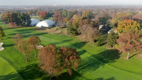 Luftdrehung-Im-Herbst-Zeigt-Das-Clubhaus,-Das-Fairway-Und-Die-Herbstblätter-Des-Lancaster-Country-Club-Im-Morgenlicht