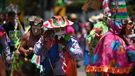 Mexikanische-Tänzer,-Sie-Werden-Clowns-Oder-Tocotines-Genannt,-Ist-Eine-Religiöse-Weise,-Um-Eine-Heilige-Maria-Magdalena-Bei-Ihrem-Schutzfest-In-Xico-Veracruz,-Mexiko-Zu-Feiern