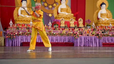 Los-Chinos-Shaolin-Realizan-Artes-Marciales-Chinas-Durante-El-Festival-De-Cumpleaños-De-Buda-En-El-Templo