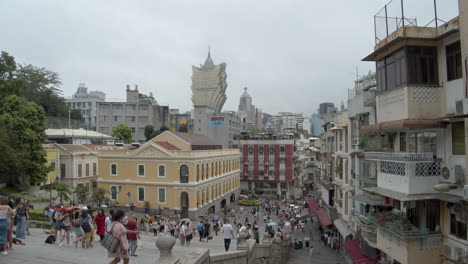 Blick-Auf-Die-Straßen-Und-Das-Stadtbild-Von-Macau-Mit-Dem-Hotel-Grand-Lisboa-Im-Hintergrund-Und-Zahlreichen-Touristen,-Die-Auf-Den-Treppen-In-Der-Nähe-Der-Ruinen-Von-St.-Louis-Spazieren-Gehen-Und-Fotos-Machen