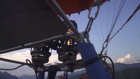 Das-Feuer,-Das-In-Einem-Heißluftballon-Brennt,-Während-Der-Fahrer-Mehr-Treibstoff-Zündet,-Um-Die-Position-Des-Ballons-Zu-Erhöhen