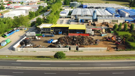 Vista-Aérea-De-Una-Pequeña-Planta-De-Reciclaje-Y-Procesamiento-De-Chatarra