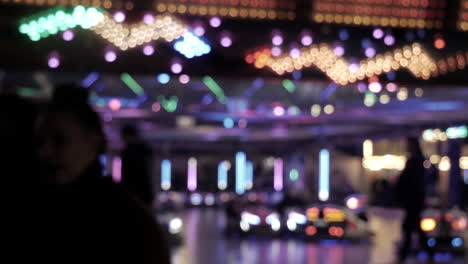 Silhouette-Bokeh-Verwischt-Menschen,-Die-Nachts-Den-Jahrmarkt-überqueren,-Mit-Karussell-Im-Hintergrund,-Weitwinkelaufnahme
