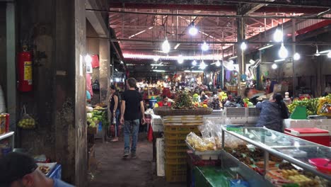 Männlicher-Tourist,-Der-Auf-Dem-Alten-Markt-Stöbert