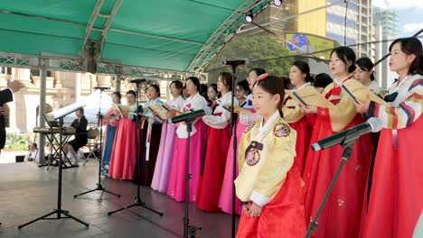 Koreanische-Leute-Mit-Hanbok,-Die-Während-Des-Koreanischen-Festivals-Orchester-Auf-Der-Bühne-Spielen