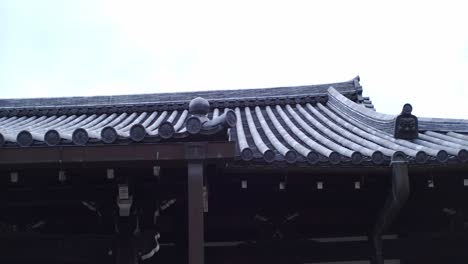 Spaziergang-An-Einem-Dach-Aus-Traditionellen-Japanischen-Dachpaneelen-In-Kyoto,-Japan,-Mit-Sanfter-Beleuchtung