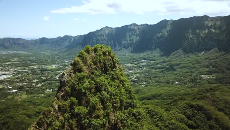 Drohnenschuss-Umkreist-Wanderer-Am-Ende-Des-3-Peaks-Trail-Auf-Oahu,-Hawaii