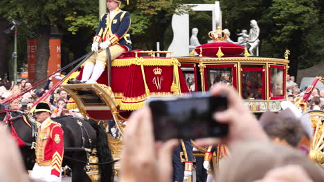 La-Reina-Maxima-Y-El-Rey-Willem-alexander-De-La-Familia-Real-Holandesa-Pasando-En-Caballos-Y-Carruajes-Saludando-A-La-Multitud-A-Lo-Largo-Del-Camino-Desde-La-Cámara-De-Representantes-Hasta-El-Palacio-Noordeinde