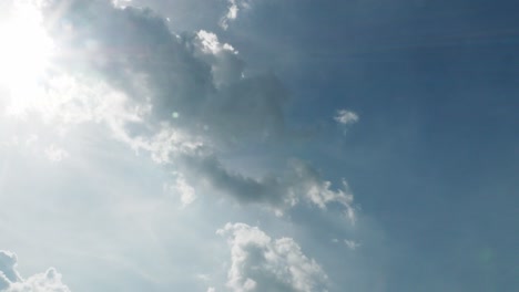 Cielo-Azul-Claro-Con-Nubes-Y-Luz-Solar