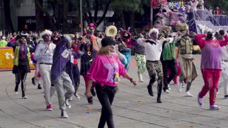 Ciudad-De-México,-México---27-De-Octubre-De-2018:-Día-De-Muertos,-Multitud-De-Personas-Disfrazadas-De-Calaveras-Bailando-Durante-El-Desfile-Día-De-Muertos---Día-De-Muertos-En-México