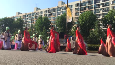 Antike-Tänzer-Marschieren-In-Parade-Beim-Hanseong-Baekje-Festival,-Jamsil-Dong,-Songpa-Gu,-Seoul,-Südkorea