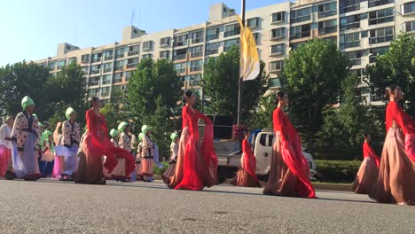 Antiguos-Bailarines-Marchan-En-Desfile-En-El-Festival-Hanseong-Baekje,-Jamsil-dong,-Songpa-gu,-Seúl,-Corea-Del-Sur