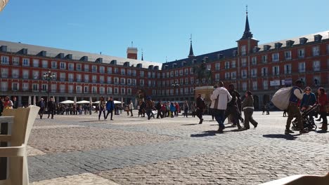 Refugee-crisis-in-Europe,-Illegal-African-men-sell-goods-and-souvenirs-in-Plaza-Mayor-de-Madrid,-Spain