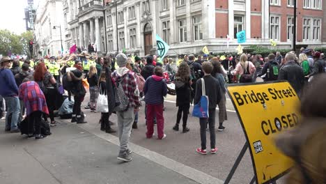 Los-Manifestantes-Bloquean-La-Carretera-Cerca-De-Westminster-En-Las-Protestas-De-Rebelión-De-Extinción-En-Londres,-Reino-Unido