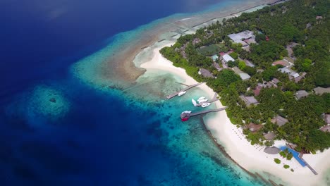Isla-En-Maldivas---Isla-Exuberante-Sobre-Arena-Blanca-Con-Piscina-En-Un-Resort-De-Playa-De-Lujo---Toma-Aérea