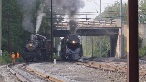 Una-Vista-Aérea-De-Un-Tren-De-Vapor-No-611-Que-Sopla-Humo-A-Través-Del-Campo-Agrícola-En-Un-Día-Soleado-De-Verano-Con-Campos-Verdes