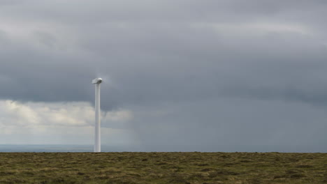 Zeitraffer-Von-Windkraftanlagen-Mit-Dramatischen-Wolken-In-Abgelegener-Landschaft-Irlands
