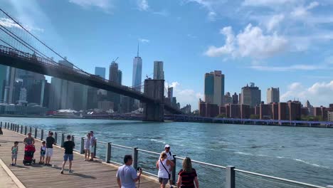 Touristen-Oder-Besucher,-Die-Ein-Foto-An-Der-Brooklyn-Bridge-Machen