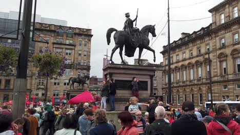 Ein-Massenprotest-In-Glasgow-Gegen-Die-Entscheidung-Der-Britischen-Regierung,-Das-Parlament-Zu-Schließen