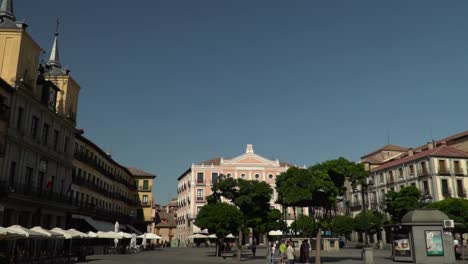 Dolly-En-Movimiento-A-La-Derecha-Alrededor-De-La-Plaza-Principal-De-Segovia-En-Un-Día-Soleado