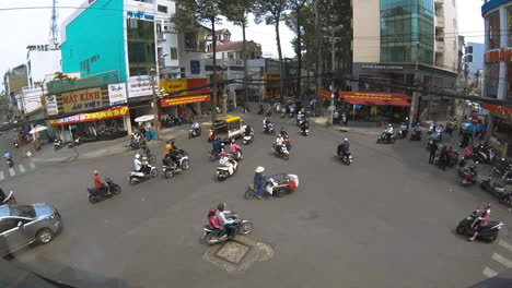 Blick-Auf-Den-Vietnamesischen-Verkehr-Mit-Motorrädern-An-Der-Kreuzung-Zur-Hauptverkehrszeit,-Ho-Chi-Minh-Stadt