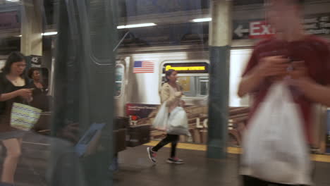 Der-Blick-Aus-Dem-Inneren-Einer-U-Bahn-In-New-York-City,-Während-Der-Zug-In-Eine-U-Bahn-Station-Einfährt