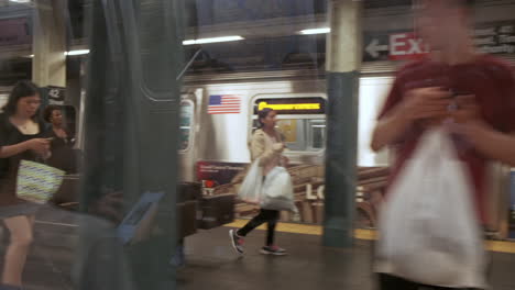 La-Vista-Desde-El-Interior-De-Un-Tren-Subterráneo-En-La-Ciudad-De-Nueva-York-Cuando-El-Tren-Se-Detiene-En-Una-Estación-De-Metro