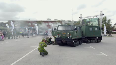 Militärische-Ausbildung,-Grundlegende-Lebenserhaltung,-Hilfe-Bei-Erster-Hilfe-Bei-Einer-Live-Veranstaltung,-Lokaler-Militärtag