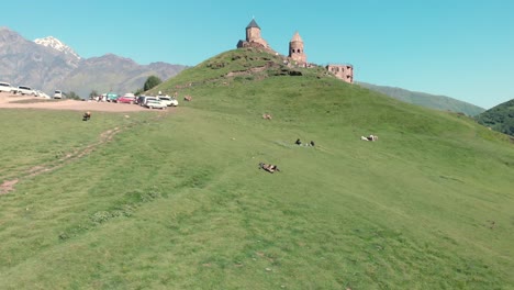 Luftaufnahme-Von-Der-Drohne-Zur-Gergeti-Dreifaltigkeitskirche-Auf-Einem-Berggipfel-In-Der-Nähe-Des-Dorfes-Gergeti,-Georgien