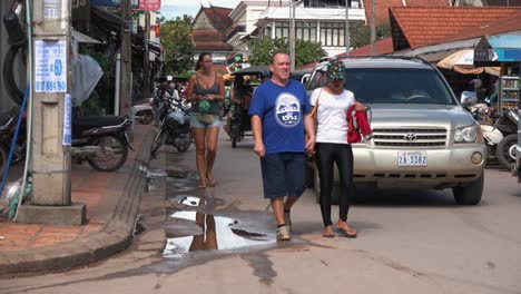 Tourists-Exploring-Near-Pub-Street-in-the-Day