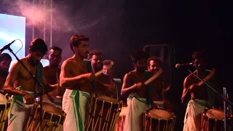 Eine-Gruppe-Von-Künstlern,-Die-Chenda-Melam-singari-Melam-Bei-Einem-Fest-Der-Architekturhochschule-In-Kerala-Aufführten