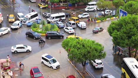 Überflutete-Straße-Im-Zentrum-Von-Kusadasi,-Türkei,-Nach-Einem-Heftigen-Sturm-Und-Vielen-Fahrzeugen,-Die-Im-Verkehr-Stecken-Blieben