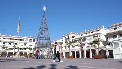 árbol-De-Navidad-En-La-Plaza-De-España-Durante-El-Día