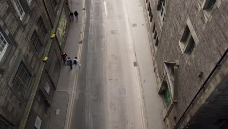 Time-Lapse-of-a-busy-Cowgate-in-Edinburgh