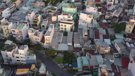 Vuelo-De-Drones-Por-La-Tarde-Sobre-Los-Tejados-Del-Distrito-De-Binh-Thanh,-Un-área-Densamente-Poblada-De-La-Ciudad-De-Ho-Chi-Minh-O-Saigon-Vietnam