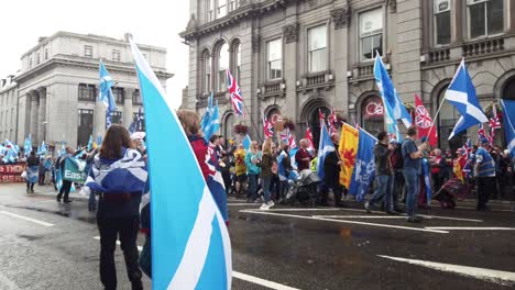 Gente-Marchando-En-La-Carretera-Principal-Por-La-Independencia-Escocesa-En-La-Ciudad-De-Aberdeen