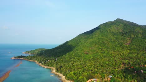 Tropische-Felsige-Küste-Mit-Exotischer-Vegetation-Auf-Den-Hügeln,-Smaragdgrüne,-Ruhige-Lagune