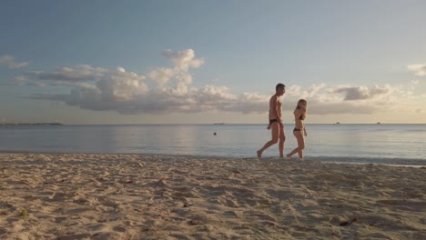 Un-Padre-Y-Su-Hija-Caminando-Por-La-Orilla-En-La-Playa-Pública-De-Monte-En-Maurithius