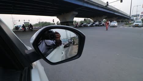 Auto-Wird-An-Einer-Ampel-In-Neu-Delhi,-Indien,-Verfolgt