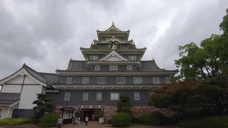 Touristen-Betreten-Und-Verlassen-Die-Burg-Okayama