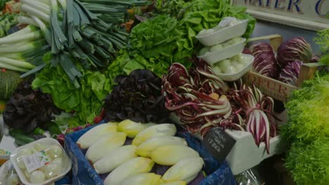 Handpfanne-Mit-Frischem-Gemüse,-Ausgestellt-An-Einem-Marktstand-Im-London-Borough-Market,-Einem-Der-ältesten-Und-Größten-Lebensmittelmärkte-In-London