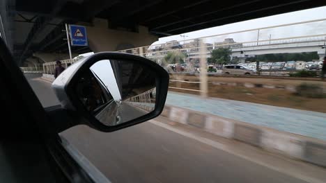 Spiegelansicht-Der-Überführung-Von-Einem-Fahrenden-Fahrzeug-In-Neu-Delhi,-Indien