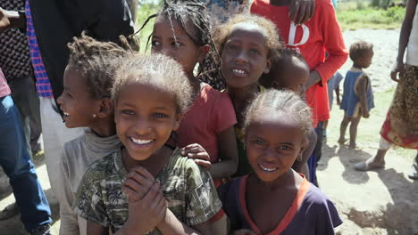 Ziway,-Etiopía-Los-Niños-Posan-Para-La-Cámara-Mientras-Se-Divierten-Durante-Un-Evento-Benéfico