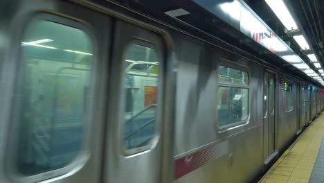 New-Yorker-U-Bahn-Nummer-Sieben,-Abfahrt-Vom-Bahnhof-Times-Square,-Manhattan,-New-York,-USA