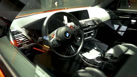 Nahaufnahme-Des-Innenraums-Eines-Luxuriösen-BMW-Sportwagens-In-München,-Deutschland