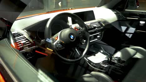 Primer-Plano-Interior-Del-Coche-Deportivo-Bmw-De-Lujo-En-Munich,-Alemania