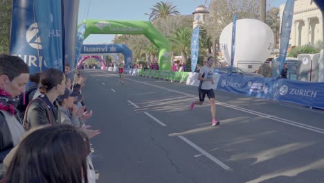 Marathonläufer-Laufen-Beim-Zürcher-Marathon-Málaga-2019-Der-Ziellinie-Entgegen
